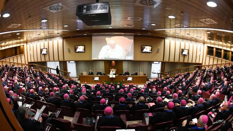 Sala do Sínodo - Papa Francisco com os bispos