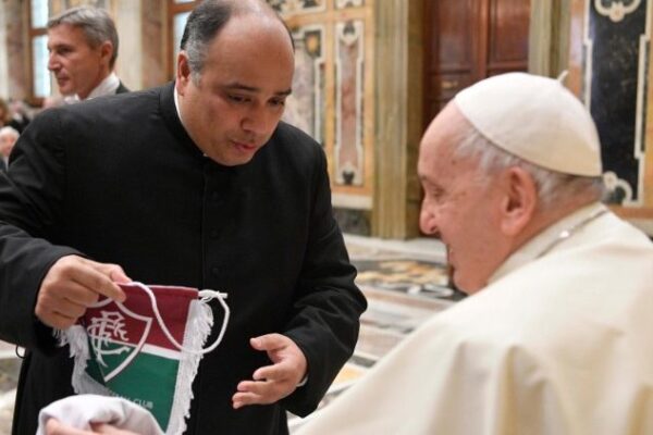 Papa encontra brasileiros no Vaticano e conhece iniciativas de inclusão através do futebol