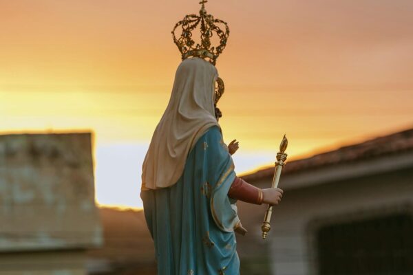 A Medianeira não divide a Fé: Ela a ilumina