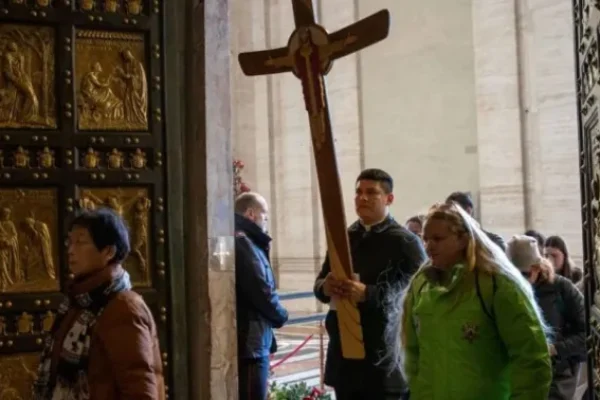 Peregrinos de todo o mundo cruzam a porta santa da basílica de São Pedro