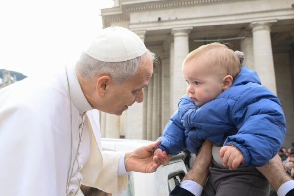Papa: a Igreja é humana e divina, sinal visível da ação de Cristo na história