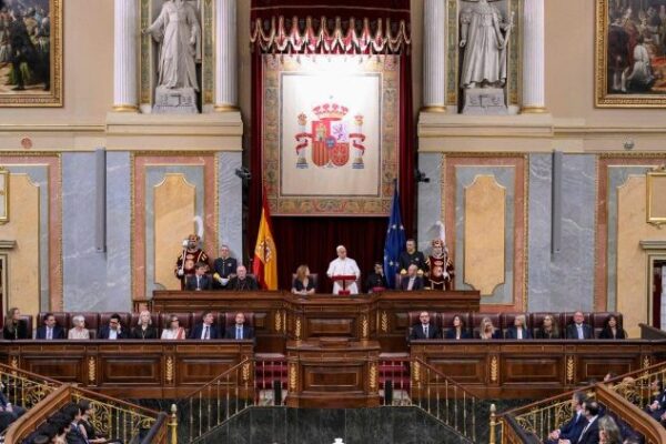 O Papa: uma sociedade justa defende toda vida humana, os pobres, a paz e a liberdade
